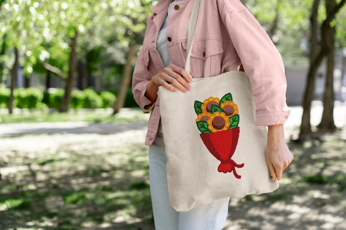Ecobag bordada com girassóis