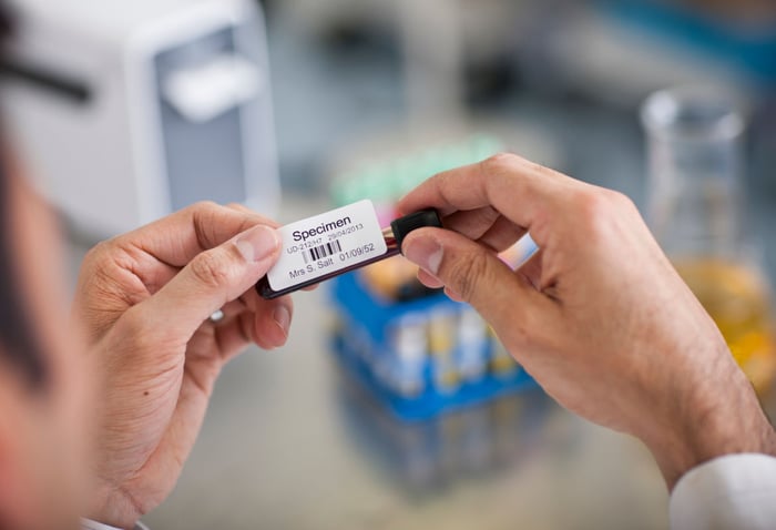 Identificação de amostras laboratoriais com rotuladores Brother