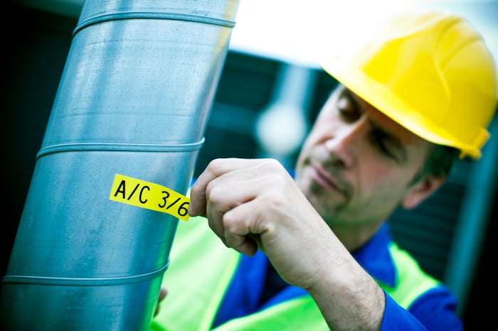 Identificação industrial com as etiquetas laminadas TZe da Brother