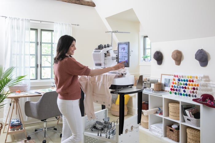 Máquina de bordado multiagulhas PR680W