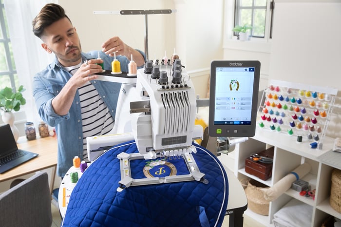 Máquina de bordado multiagulhas da Brother para qualidade e consistência
