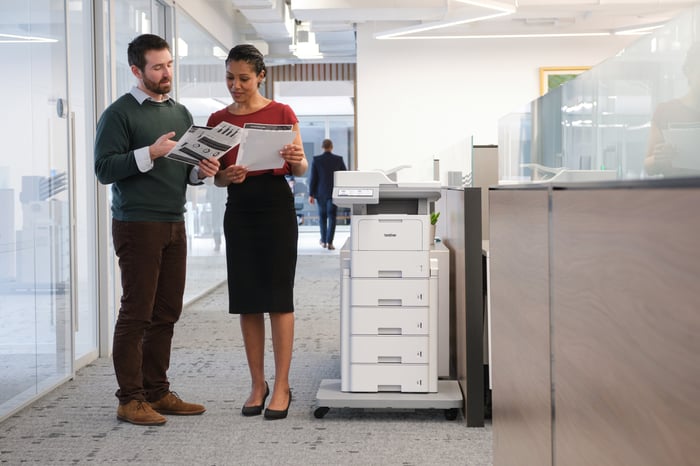 Multifuncional laser monocromática para veículos de comunicação