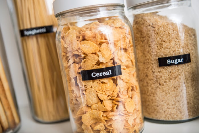 Organizar potes de mantimentos com etiquetas