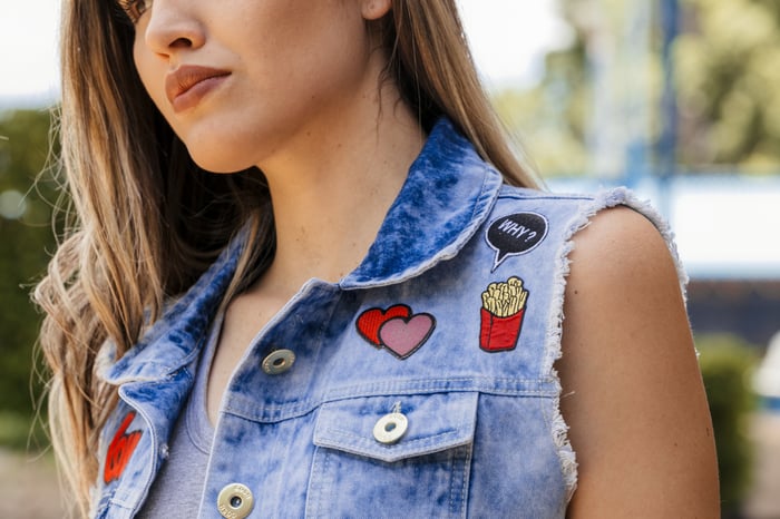 Patches bordados termocolantes para personalização de roupas