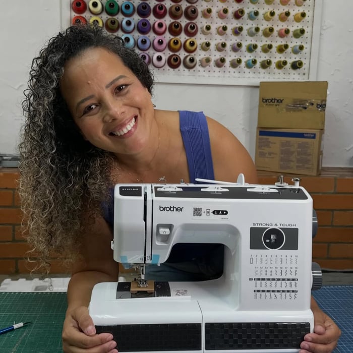 Priscila Paez com sua máquina de costura Brother ST371HD