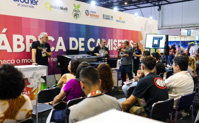 Stand da Fábrica de Camisetas na FESPA 2025