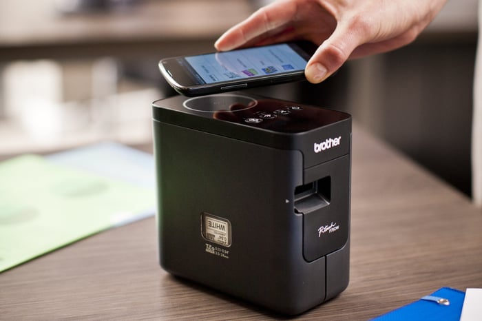 Tecnologia NFC no rotulador de mesa Brother